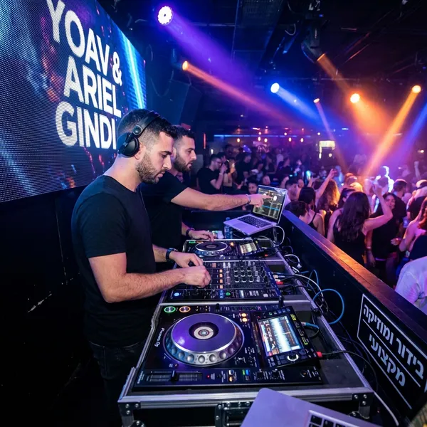 די ג'יי מערבב מוזיקת טכנו והאוס במועדון