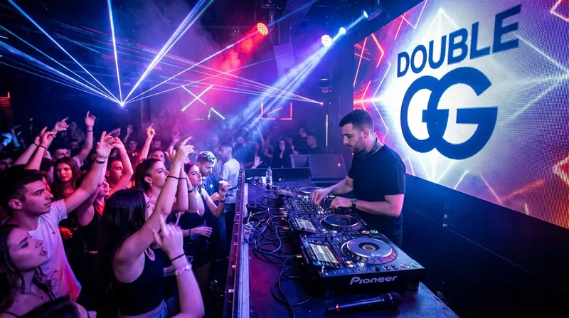 די ג'יי מערבב טכנו והאוס במועדון