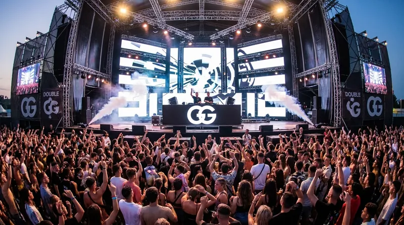 די ג'יי מופיע בפסטיבל גדול